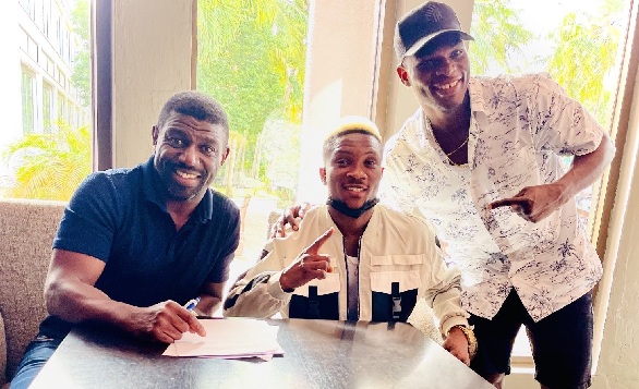 Joshua Oluwaseun Wahab (middle) with Richard Commey and Michael Amoo-Bediako (left) after the signing