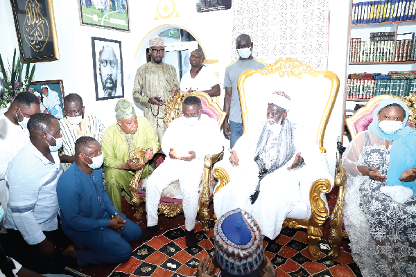  Sheikh Usman Nuhu Sharubutu (2nd right), National Chief Imam, offering prayers to welcome the NPP delegation. 