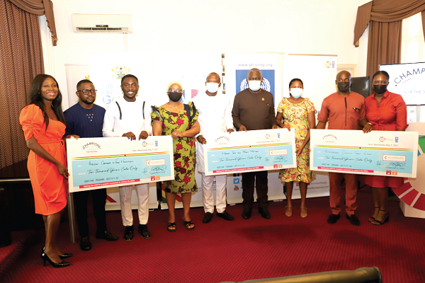  Dr Eugene Owusu (4th right), Special Advisor to the President on SDGs, and Ms Angela Lusigi (4th left), UNDP Representative in Ghana, with winners of the competition. 
