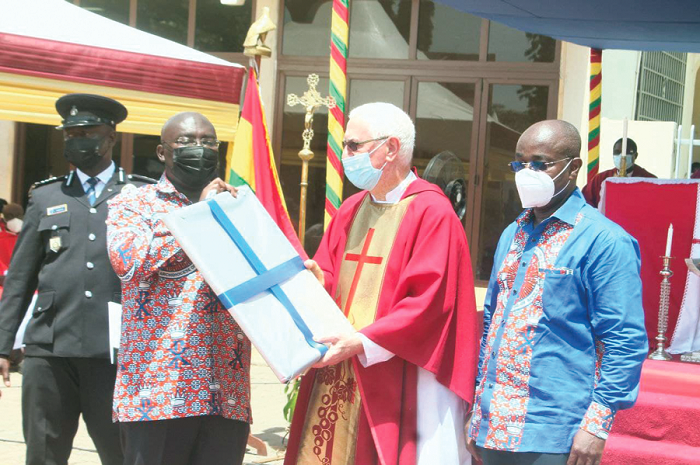  Vice-President Dr Mahamudu Bawumia (left) receiving a gift from Rev. Fr Andrew Campbell, retired Parish Priest, Christ the King Parish. Looking on is Mr Samuel Kingsford Arthur (right), Chairman of the Parish Pastoral Council.  Picture: Maxwell Ocloo