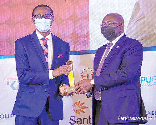 Vice President Dr Mahamudu Bawumia (right) presenting the award to Rev. Ammishaddai Owusu-Amoah,   Commissioner-General of the Ghana Revenue Authority  
