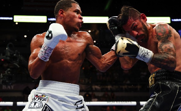Devin Haney (left) was too strong for Jorge Linares