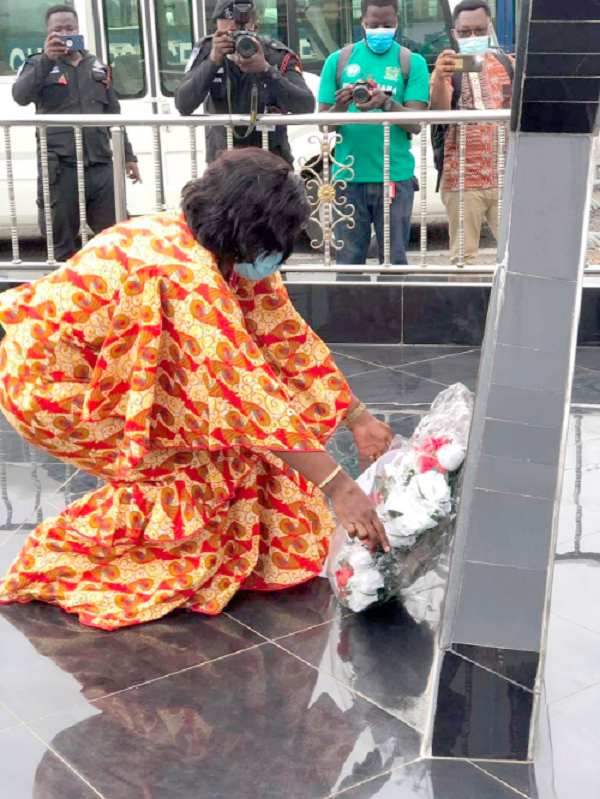 Mrs Justina Marigold Assan, the Central Regional Minister, laying a wreath in memory of fallen police officers.