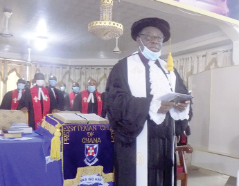 Rt. Rev. Prof. Mante delivering his sermon