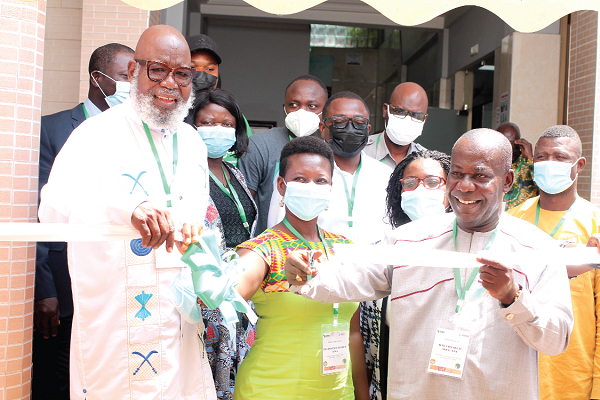 Mr Seth Akoto (right), Director,  MoFA, cutting the tape to inaugurate the Seedlink 2021 exhibition. Assisting him are Mr Josiah Wobil (left), Chairman, National Seed Council; Ms Regina Richardson (2nd from left), Programmes Officer, Alliance for a Green Revolution in Africa, and Ms Augusta Nyamadi-Clottey (3rd from left), CEO, NASTAG. Picture: Maxwell Ocloo 
