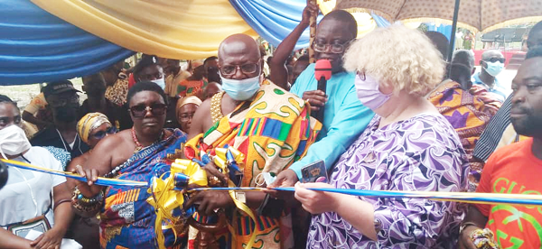 Okofo Katakyi Nyarku Eku X (3rd from right) Omanhene of the Agona Nyakrom Traditional Area, joined by Mrs Barbara Arthur (right) and Rev. Dr Kingsley Arthur (middle), founders of the home, to cut inaugurate the building