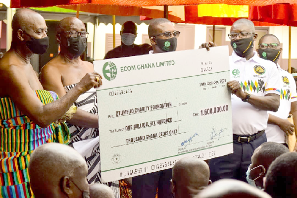 Mr Seth Hammond (right) and Mr Richard Suwli (2nd from right ), Administrative and  General Managers of Agroecom respectively, presenting a dummy cheque for GH¢1.6 million to Nana Prof. Oheneba Boakye-Adjei (left),  Board Chairman of the Otumfuo Osei Tutu II Foundation, at the Manhyia Palace