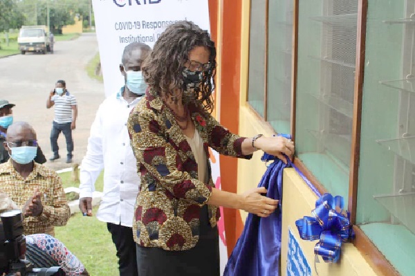 Ms Harriet Thompson, the British High Commissioner to Ghana,  unveiling the plaque to commission the new High Dependency Unit 