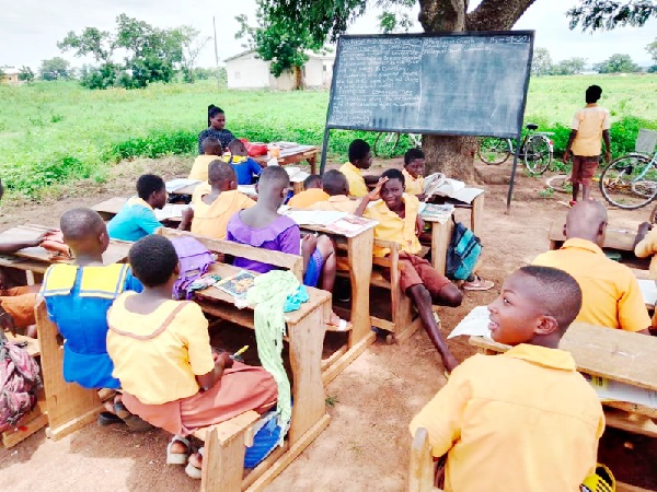 Pupils of Friends of the Earth Primary School in the Zabzugu District of the Northern Region studying under a tree.