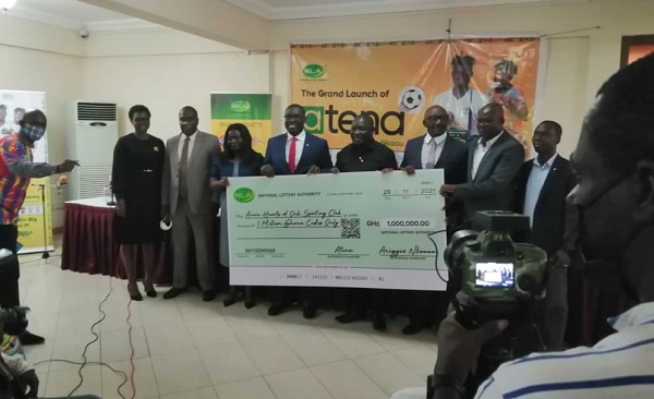  Sammi Awuku, Director-General of NLA (in red tie) and Vincent Sowah Odotei (4th right), Hearts Board member, displaying the dummy cheque with some NLA officials.