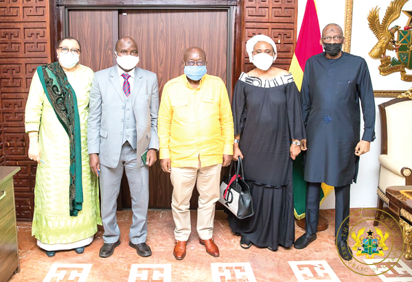 President Akufo-Addo (middle) wtih the Guinean delegation 