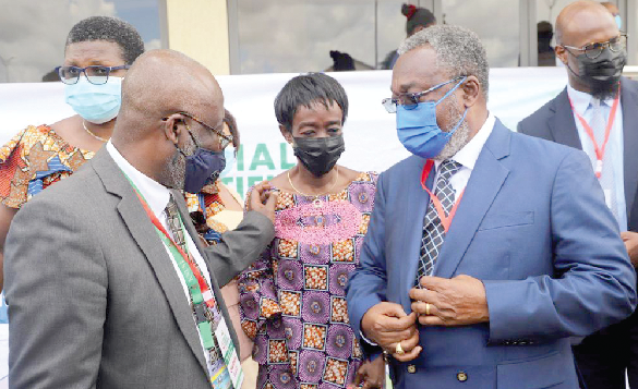 Dr. Anthony Nsiah-Asare (right), Presidential Adviser on Health, interacting with Prof. Yaw Adu-Sarkodie (left), a former Provost, College of Health Sciences, KNUST, and Mrs. Delese Mimi Darko (middle), CEO of Food and Drugs Authority. Picture: EMMANUEL BAAH