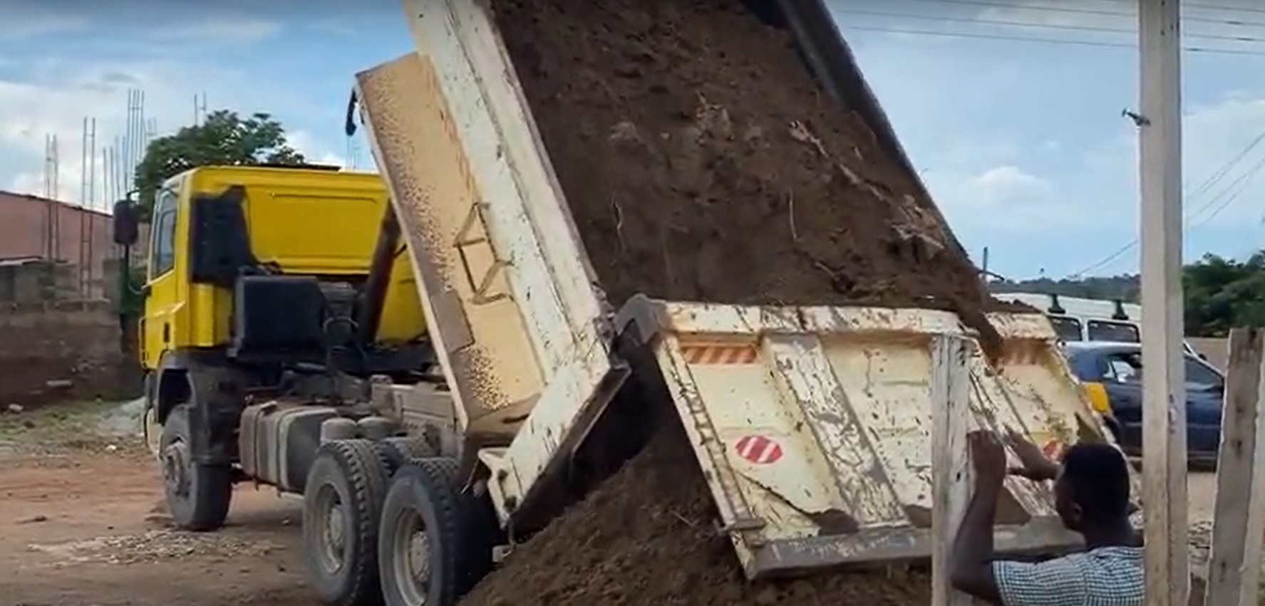 Bawjiase: Tipper truck offloads sand on toddler