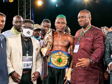 Robert Quaye (2nd right) in the company of the Ghana Boxing Authority (GBA) president, Peter Zwennes (right) and other officials after the fight