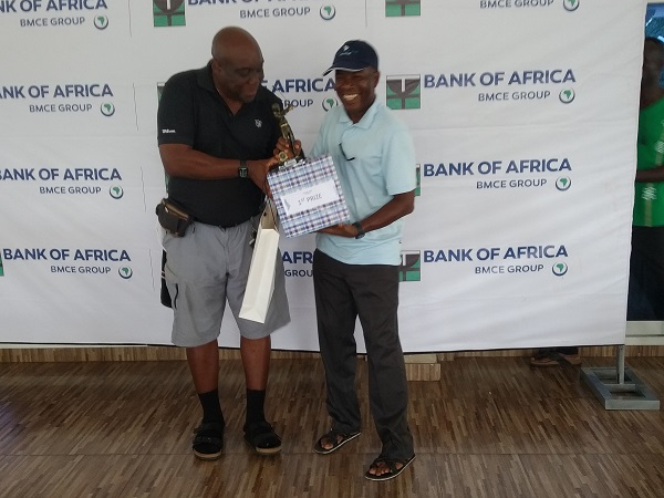 The Managing Director of Bank of Africa, Kobby Andah presenting the prize to the Men's Category A winner John Quarshie.