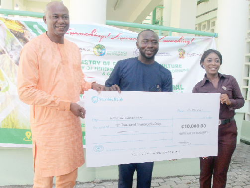 Mr. Edwin Narter (middle), Supply Chain and Logistics Manager of Newage Agric Solutions Limited and Ms. Rita Effah-Darteh (right), Laison Officer , Newage Agric Solutions Limited, presenting a dummy cheque to Mr. Mohammed Hardi Tufeiru (left), a Deputy Minister of Agriculture. Picture: ESTHER ADJEI