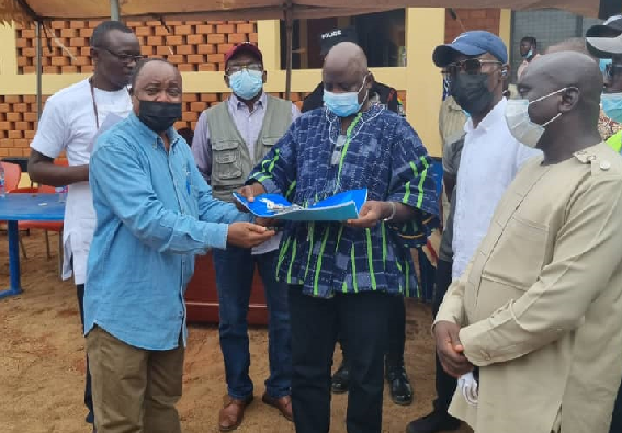 Mr. Wilson Darkwa, CEO of GIDA, handing the keys of the new houses to Mr. Stephen Yakubu, Upper East Regional Minister, for onward distribution to beneficiaries