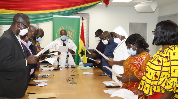 Mr. Kwaku Agyeman-Manu (head of table), Minister of Health, swearing in members of the Komfo Anokye Teaching Hospital Board. Picture: GABRIEL AHIABOR