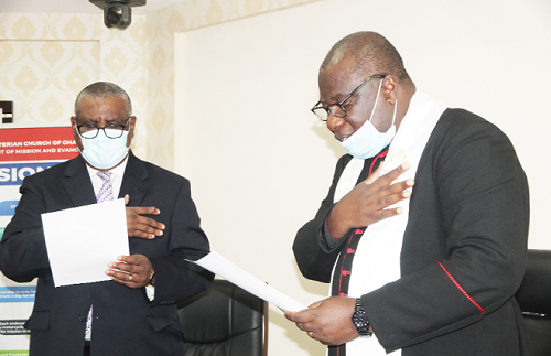 Rt Rev. Joseph Obiri Yeboah Mante (right), Moderator of the General Assembly of the Presbyterian Church of Ghana, swearing in Prof. Nii Ashie Kotey as Chair of the Presbyterian University College Governing Council. Picture: ESTHER ADJEI