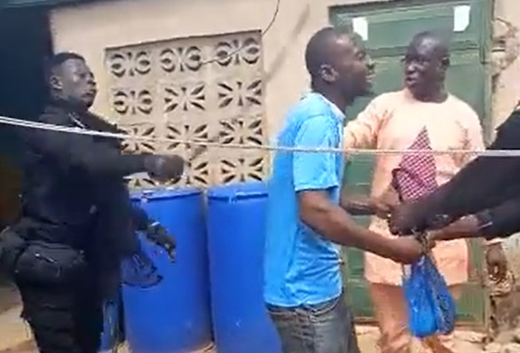 VIDEO: Police interdicts 4 officers for assaulting alleged power thieves