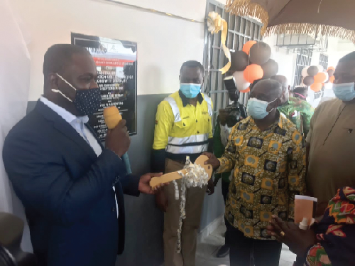 Dr Asubonteng (with mic), the Managing Director of AngloGold Ashanti, handing over a symbolic key to the facility to Mr Simon Osei-Mensah, the Ashanti Regional Minister 