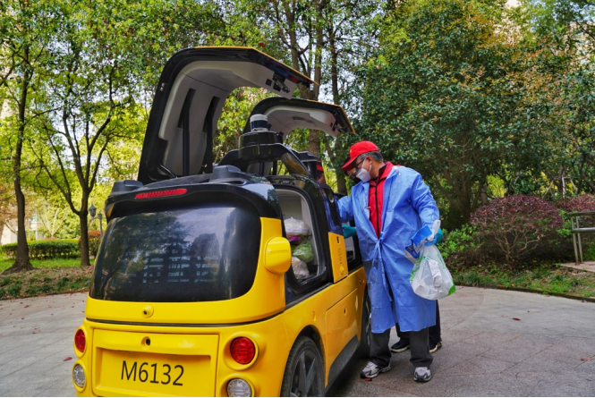 Driverless vehicles make deliveries in Shanghai amid recent COVID-19 outbreak