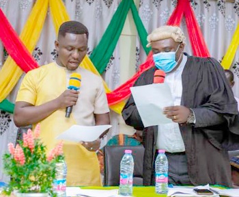 Enoch Ofori Aiden (left) being sworn into office by Robert Addo, the Oda District Magistrate 