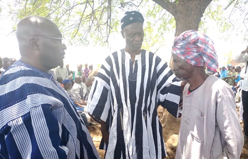 Dr Bawumia (left) interacting with Naa Abukari Andani (right), Chief of the Zakoli. Looking on is Shani Alhassan Shaibu, the Northern Regional Minister 