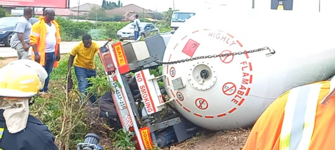 Gridlock on Motorway as gas tanker overtrurns - Graphic Online