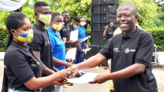 Nicholas Issaka (right), Programme Manager of Solidaridad West Africa, presenting a certificate to Augustina Akomeah, one of the graduands.