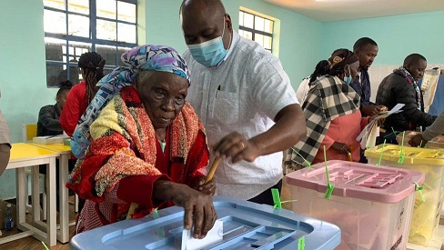 Kenya elections 2022: Raila Odinga and William Ruto in tight race for president