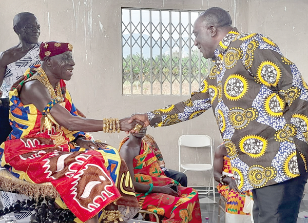Nana Dwomo Baabu II, Chief of Effiduase, welcoming Alan Kyerematen, Minister of Trade and Industry, to the event