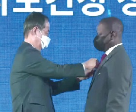 Dr Kuma-Aboagye (right) receiving the award from Han Duck-soo, the South Korean Prime Minister