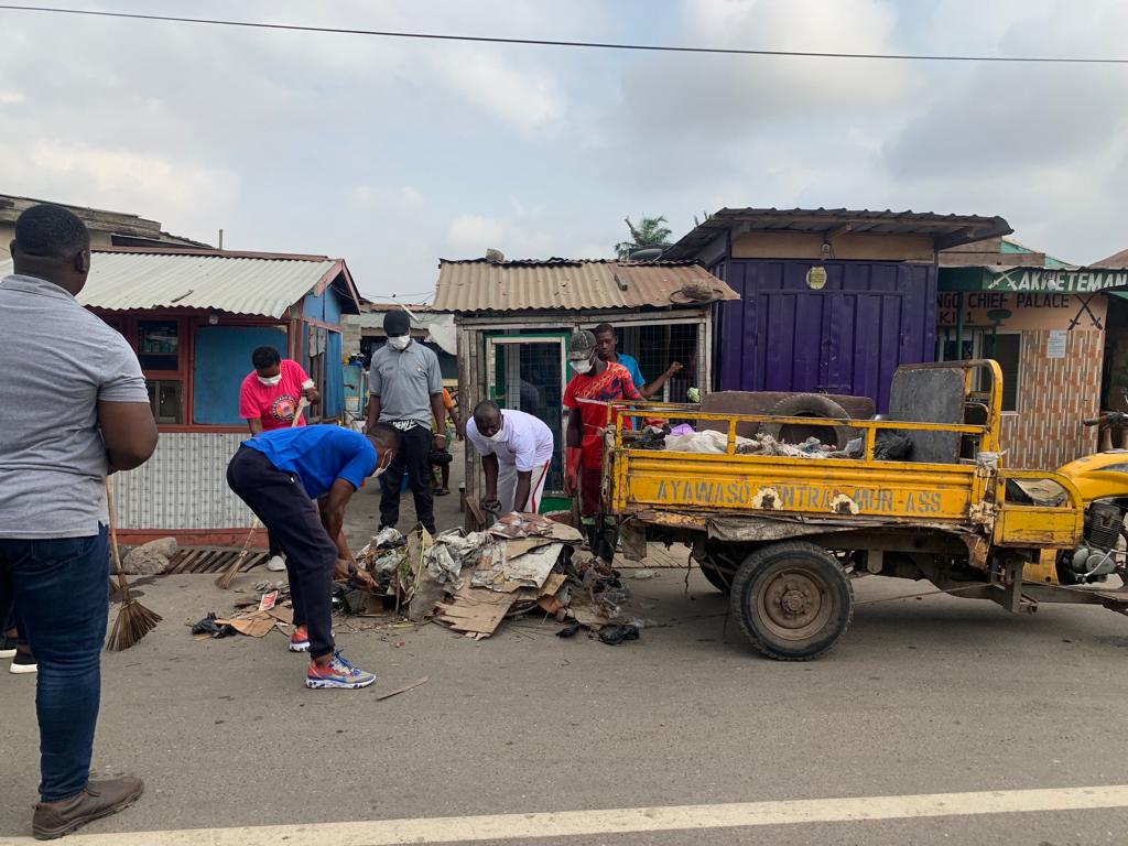 Ministry of Sanitation cleans Akweteyman, desilts gutters