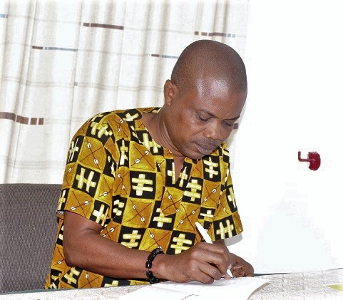 Mr Richard Kumadoe, Author of “The Investigators Guide”, signing a copy of the book. Picture: Maxwell Ocloo 