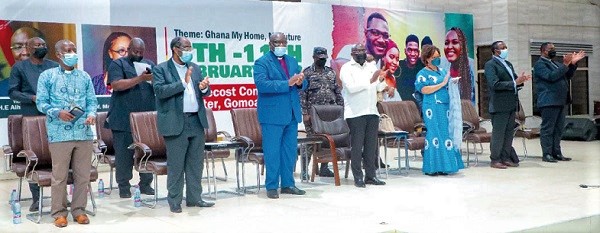 Dr Mahamudu Bawumia (middle) and some elders of the church at the congress