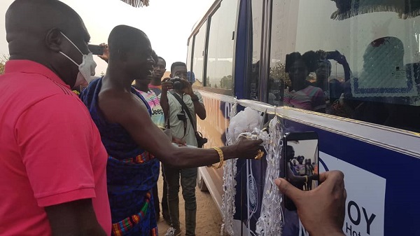 Nana Baffour Kuaku Amoateng IV  (2nd from left), Chief of Jachie, flanked by Nana Wereko Ampim Opoku (left), cutting the tape to unviel the bus