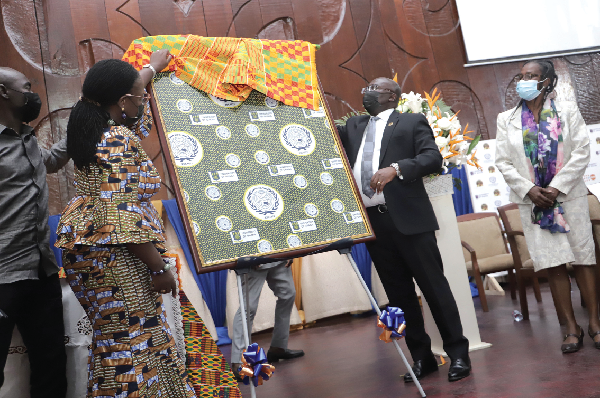  Vice-President Dr Mahamudu Bawumia (2nd from right) and Prof. Nana Aba Appiah Amfo (left), Vice Chancellor, UG, unveiling the cloth. With them is Dr Grace Bediako (right),former Government Statistician.Picture: SAMUEL TEI ADANO