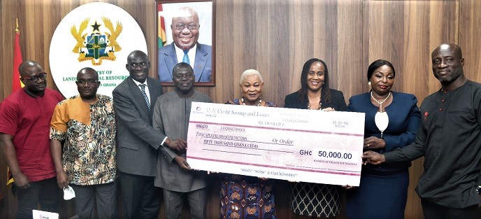 Mr Andrew Danso Aninkorah (3rd from left), General Manager of Kessben Media, presenting the dummy cheque for the GH¢50,000 to Rev. Dr Joyce Rosalind Aryee (5th from left), Chairperson of the Appiatse Support Fund Committee. With them are Mr Benito Owusu Bio (4th from left), a Deputy Minister of Lands and Natural Resources; Mr Kwesi Asare (2nd from left), Mr Sammy Adu Boakye (left), Mr Kojo Preko Dankwa (right), all from the Kessben Group, and Mrs Josephine Baddoo (2nd from right), Administractor of the fund. Picture: Emmanuel Quaye 