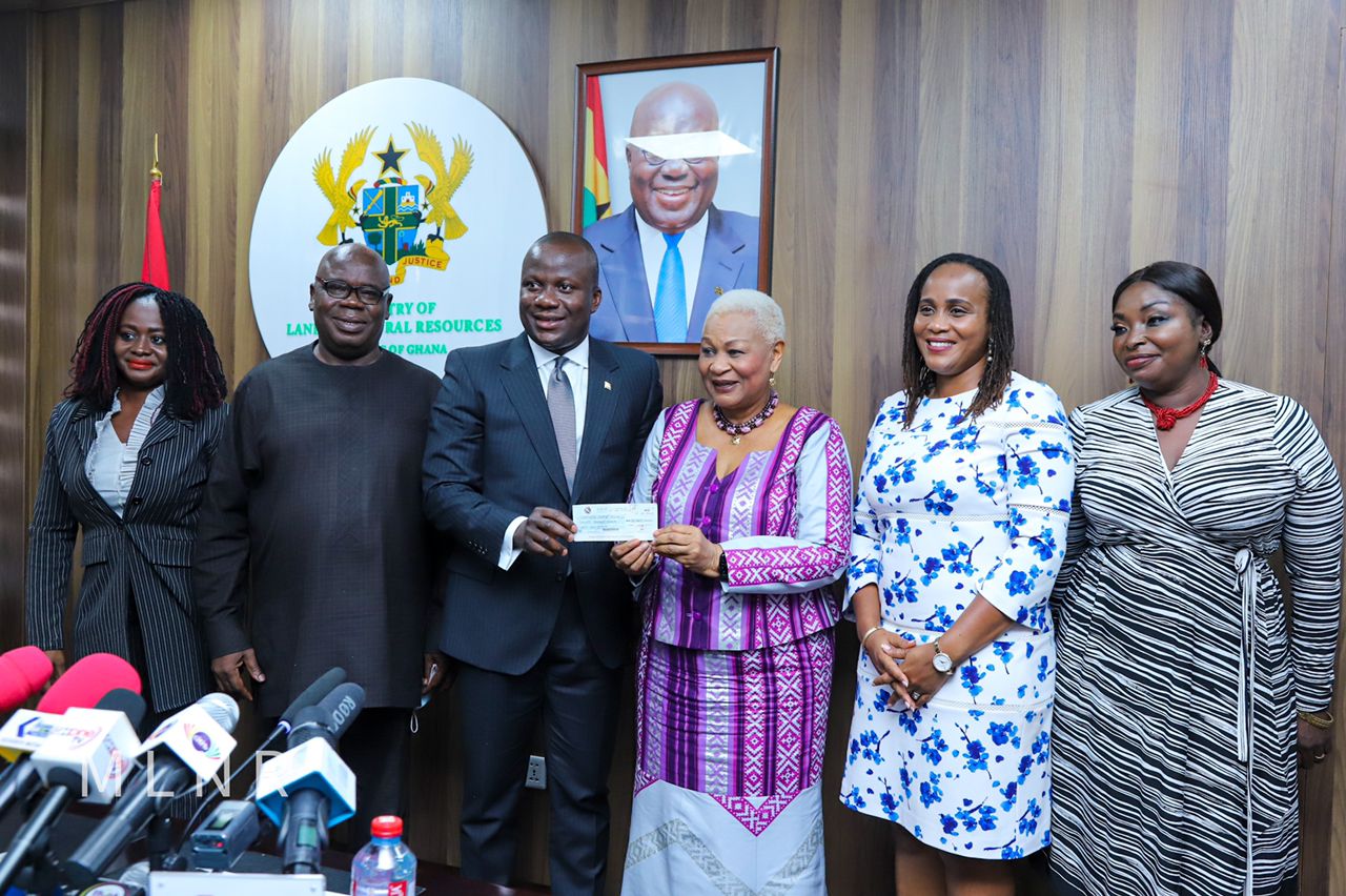 Lands minister donates GH¢20,000 to Appiatse Support Fund