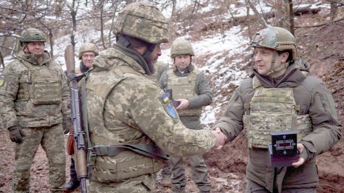 Ukrainian President Volodymyr Zelensky (right) on the front line