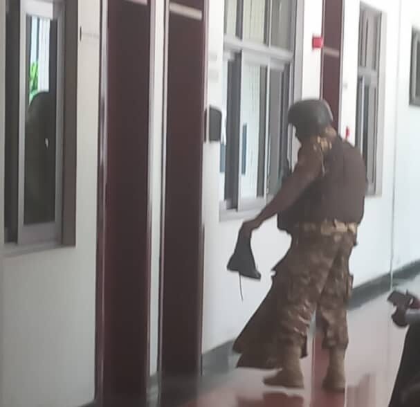 Shooting in court room: prison officer injured, judge takes cover