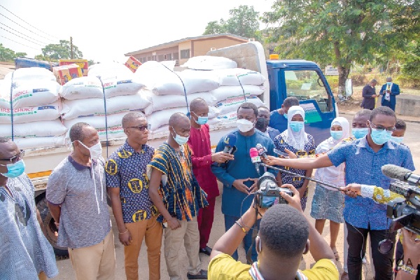 Rev. John Ntim Fordjour, Deputy Education Minister, speaking to the media in Kumasi at the T I Ahmadiyya SHS during his supervision of the food distribution