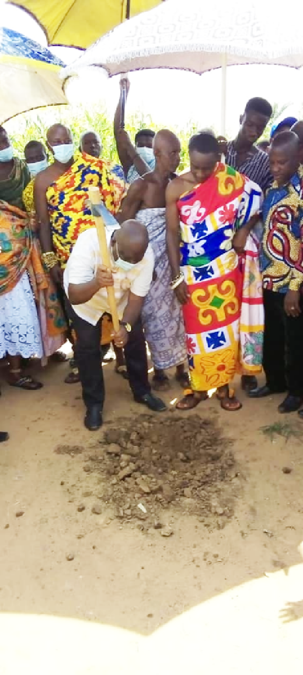 Mr Samuel Kwame Agyekum, the DCE for Asuogyaman, cutting the sod for the commencement of works on the facility