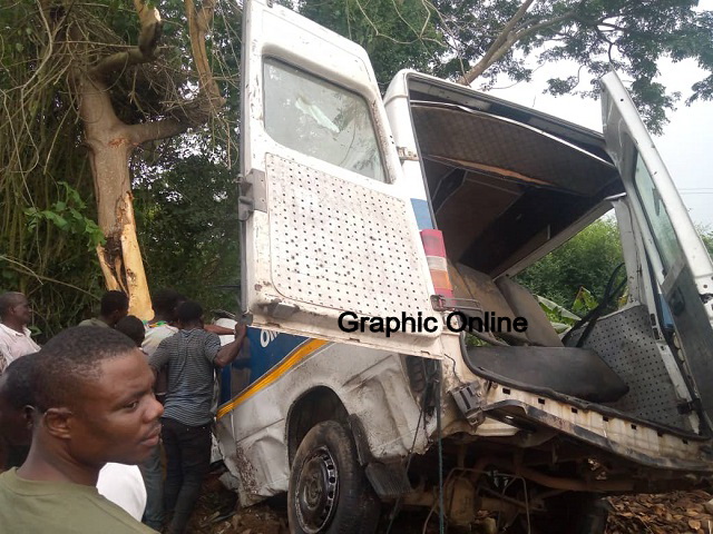 Residents and travellers swarm around the accident vehicle 