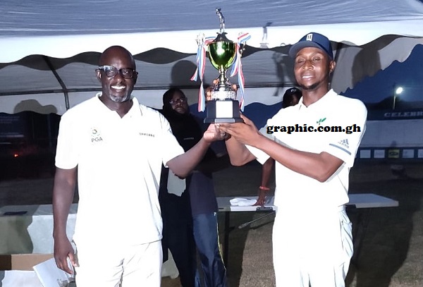 Vincent Torgah (right) received the Samsung PGA Prize trophy from PGA Ghana President, Mr Mark Coffie.