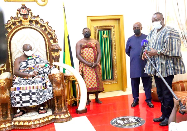 Dr Mohammed Ibrahim Awal (in smock) addressing the Asantehene during a courtesy call on him at the Manhyia Palace in Kumasi. Picture:  EMMANUEL BAAH