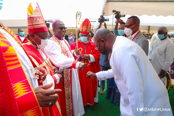 Vice- President Dr. Bawumia exchanging pleasantries with the church leadership