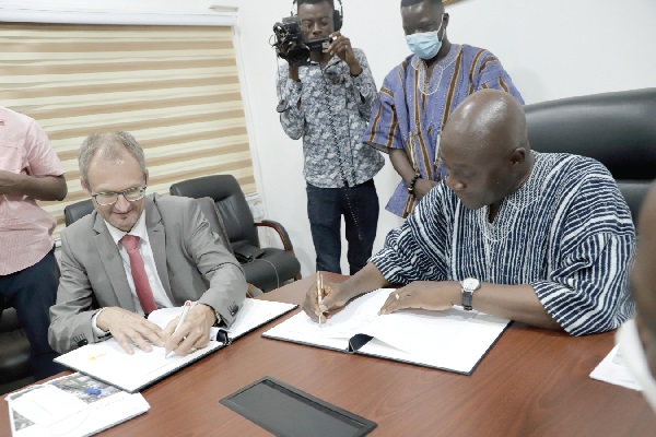  Daniel Botwe (right), Minister of Local Government, Decentralisation and Rural Development, and Philipp Stalder (left), Swiss Ambassador to Ghana, Togo and Benin, signing the memorandum of understanding for the pilot project on capacity building for responsive, effective and efficient local governance in Ghana. Picture: EDNA SALVO-KOTEY