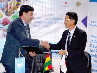   Mochizuki Hisanobu (left), Japanese Ambassador to Ghana, exchanging the agreement with Fakhruddin Azizi (right), UNIDO’s local representative
